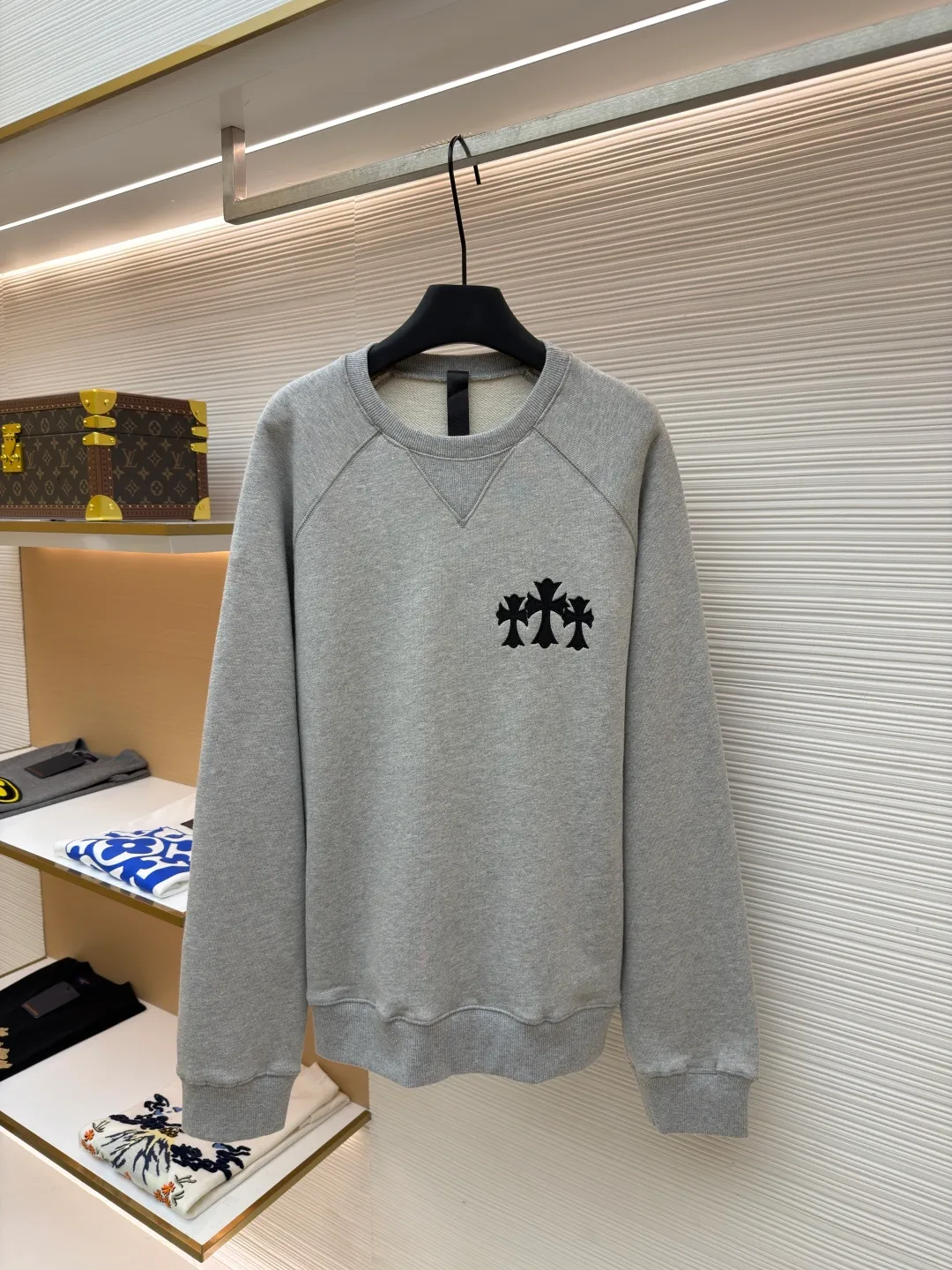 Chrome Hearts Logo Round Neck Sweatshirt ●Original: Purchased and developed for 29300 ●Item No.: 1682056-A75 ●Fabric: Interwoven air cotton fabric ●Technology: Patch embroidery production ●Color: Gray ●Version: Fitted version ●Weight: about 790 grams ●Size: S-M-L-XL ●Description: Customized heavy fortress interwoven air cotton, full texture, thick and solid, with classic black as the curtain It gives a deep sense of luxury. With the Kro heart cross appliqué decoration on the chest, it becomes the ultimate interpretation of the dark Gothic style. The CH Gothic font is the finishing touch on the back page, letting the totem become your spiritual punctuation. The logo iron plate sways slightly with the swing of the body, adding a sense of movement and vitality. It is unobtrusive but has an indescribable aura. It interprets the perfect blend of retro and luxury, using imported machine appliqué technology and using advanced computer control systems and precision mechanical components. Realize the Chrome Hearts logo patch embroidery operation, showing an embroidery effect with both clarity and three-dimensionality. The fabrics have been washed and have a better hand feel. It is not easy to deform, not easy to shrink, not easy to fade, and maintains long-term beauty. The overall wiring is straight and delicate, the fabric is comfortable and soft, and the color is consistent without color difference. It can be matched with the same style to create a fashionable look and control various occasions. Customized accessories, complete with three standards, same style for men and women!